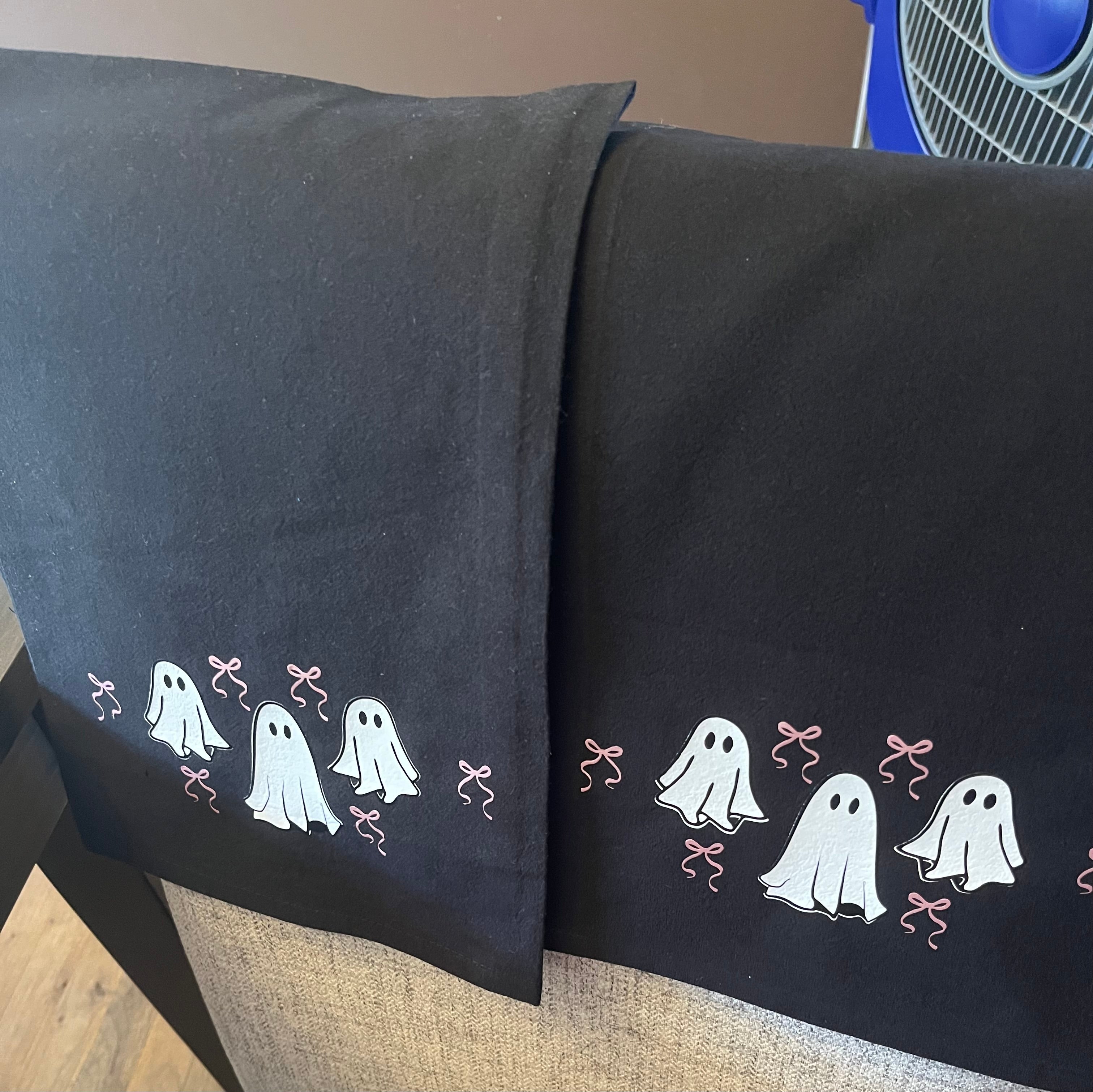 Set of 2 ghost bow decorative towels